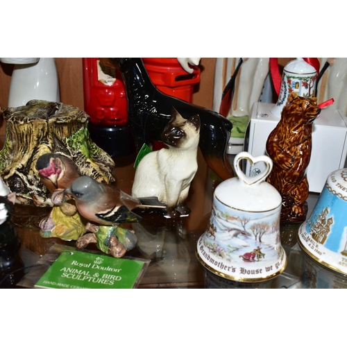 404 - A GROUP OF CERAMICS, to include a John Beswick Doberman 3121, a Beswick Siamese Cat - Seated, head t... 