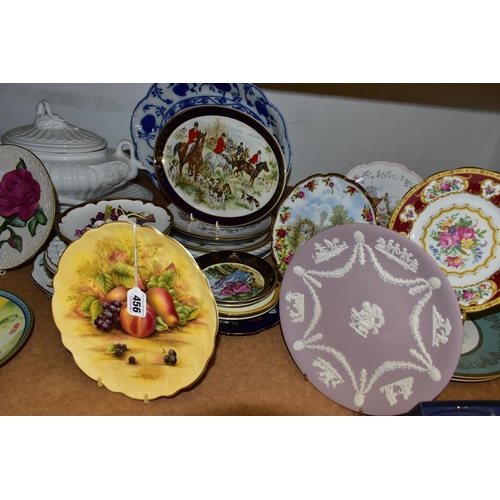 456 - A COLLECTION CERAMIC PLATES comprising an Aynsley 'Orchard Gold' plate, diameter 21cm, a Royal Alber... 