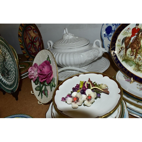 456 - A COLLECTION CERAMIC PLATES comprising an Aynsley 'Orchard Gold' plate, diameter 21cm, a Royal Alber... 