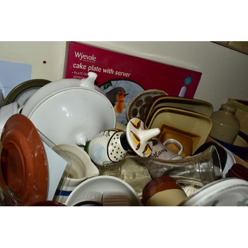 469 - FIVE BOXES OF CERAMICS to include an assortment of 'Indian Tree' pattern dinnerware by Royal Grafton... 