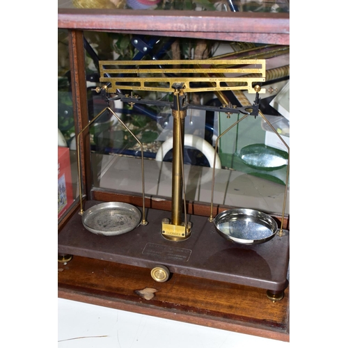 506 - A SET OF GRIFFIN & TATLOCK LTD SCIENTIFIC APOTHECARY BALANCE SCALES, in original Philip Harris Ltd g... 