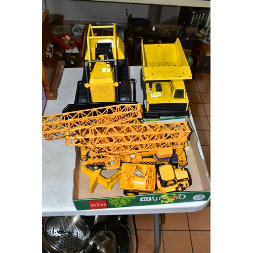 511 - TWO TONKA TRUCKS AND ASSORTED VEHICLES, comprising a Tonka tipper truck and bulldozer, together with... 