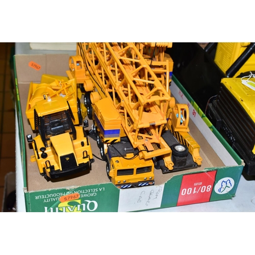 511 - TWO TONKA TRUCKS AND ASSORTED VEHICLES, comprising a Tonka tipper truck and bulldozer, together with... 