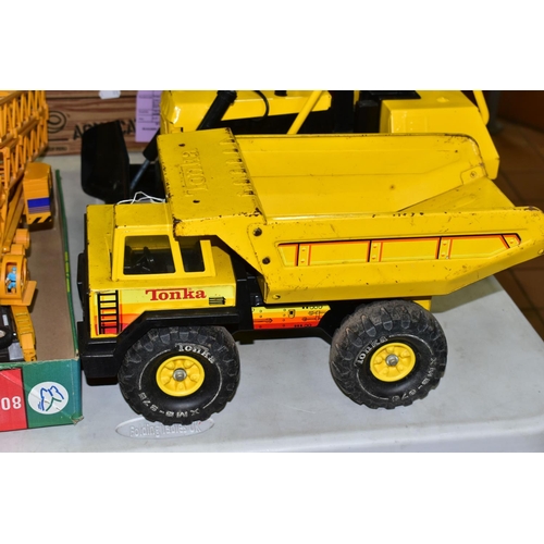 511 - TWO TONKA TRUCKS AND ASSORTED VEHICLES, comprising a Tonka tipper truck and bulldozer, together with... 