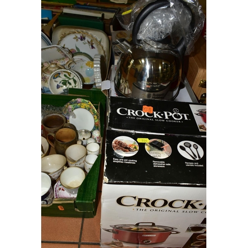 534 - TWO BOXES AND LOOSE CERAMICS AND KITCHENWARES, to include a boxed Crock Pot slow cooker, a Russell H... 