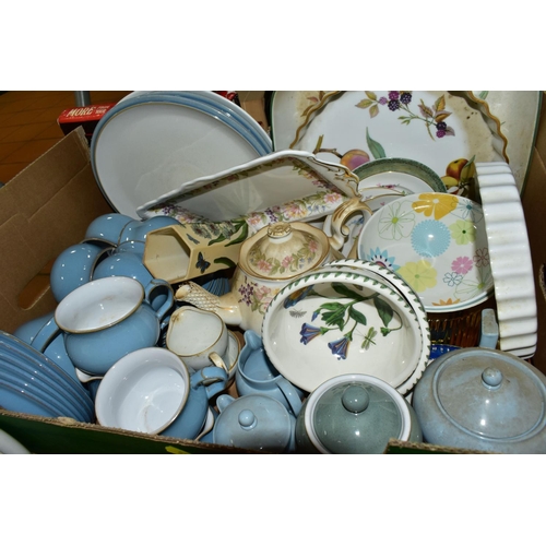 534 - TWO BOXES AND LOOSE CERAMICS AND KITCHENWARES, to include a boxed Crock Pot slow cooker, a Russell H... 