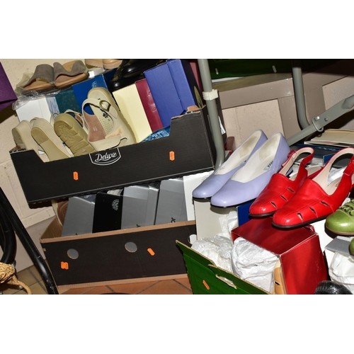 572 - SIX BOXES OF ASSORTED LADIES SHOES comprising over fifty pairs of assorted ladies shoes and sandals,... 