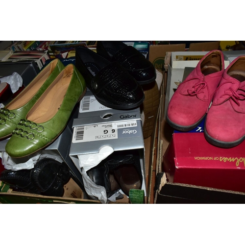 572 - SIX BOXES OF ASSORTED LADIES SHOES comprising over fifty pairs of assorted ladies shoes and sandals,... 