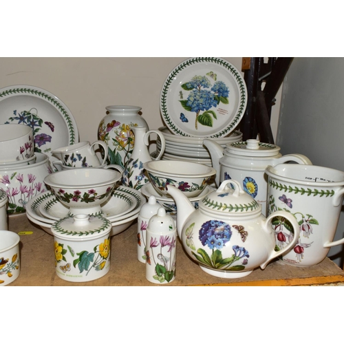 577 - A QUANTITY OF PORTMEIRION BOTANIC GARDEN PATTERN TABLE AND GIFTWARE, comprising a boxed set of four ... 