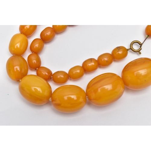 15 - A BAKELITE BEAD NECKLACE, a single row of graduated oval beads, forty one in total, largest measurin... 