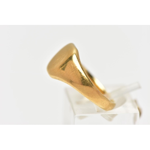 34 - AN EARLY 20TH CENTURY 18CT GOLD SIGNET RING, the cushion shape panel with faded monogram detail, to ... 