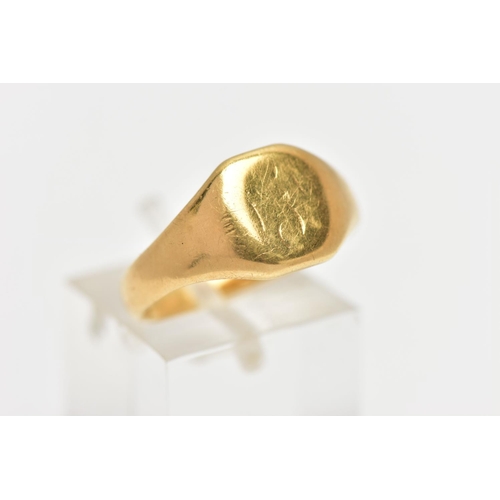 34 - AN EARLY 20TH CENTURY 18CT GOLD SIGNET RING, the cushion shape panel with faded monogram detail, to ... 