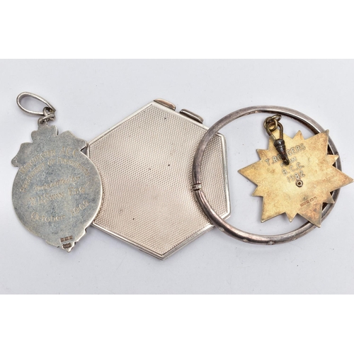 40 - AN ASSORTMENT OF SILVER ITEMS, to include a silver compact, engine turned pattern, monogram engravin... 