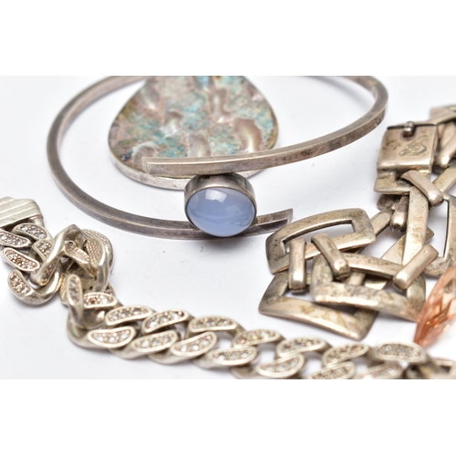 43 - AN ASSORTMENT OF SILVER AND WHITE METAL JEWELLERY, to include a silver curb bracelet, grain set with... 