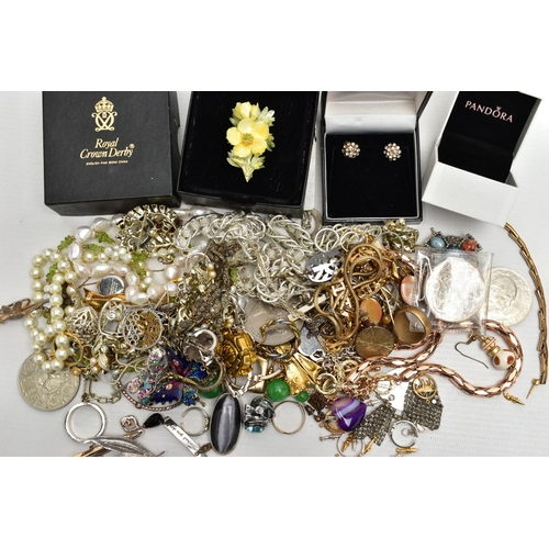 60 - A BAG OF ASSORTED COSTUME JEWELLERY, to include a cultured fresh water pearl necklace, an assortment... 