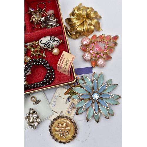 72 - A BOX OF ASSORTED COSTUME JEWELLERY, a small jewellery box containing an assortment of costume jewel... 