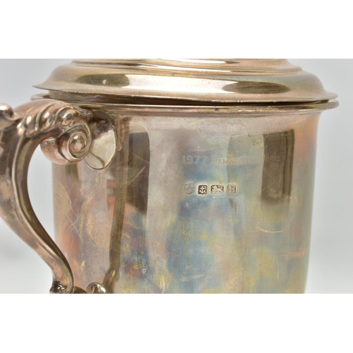24 - A GEORGE V SILVER TWIN HANDLED TROPHY CUP AND COVER, the pull off domed cover with foliate ball fini... 