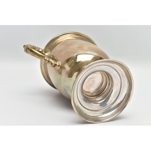 24 - A GEORGE V SILVER TWIN HANDLED TROPHY CUP AND COVER, the pull off domed cover with foliate ball fini... 