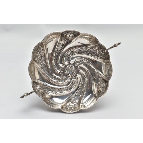 36 - A PAIR OF LATE VICTORIAN OPEN SALTS OF CAULDRON FORM AND A LATE VICTORIAN TWIN HANDLED PEDESTAL BONB... 