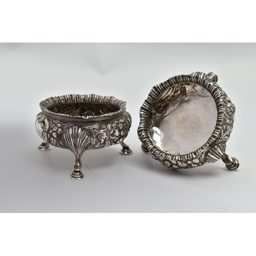 36 - A PAIR OF LATE VICTORIAN OPEN SALTS OF CAULDRON FORM AND A LATE VICTORIAN TWIN HANDLED PEDESTAL BONB... 