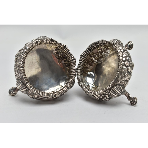 36 - A PAIR OF LATE VICTORIAN OPEN SALTS OF CAULDRON FORM AND A LATE VICTORIAN TWIN HANDLED PEDESTAL BONB... 