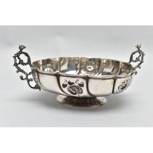 36 - A PAIR OF LATE VICTORIAN OPEN SALTS OF CAULDRON FORM AND A LATE VICTORIAN TWIN HANDLED PEDESTAL BONB... 