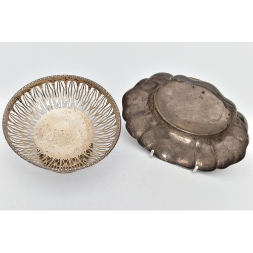 43 - AN ELIZABETH II SILVER DISH OF WAVY OUTLINE AND A GEORGE V PIERCED SILVER PEDESTAL DISH, the wavy di... 