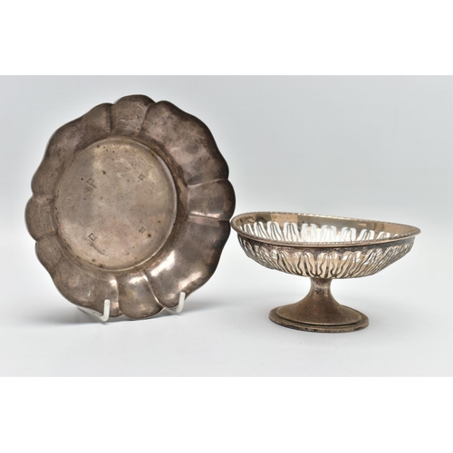 43 - AN ELIZABETH II SILVER DISH OF WAVY OUTLINE AND A GEORGE V PIERCED SILVER PEDESTAL DISH, the wavy di... 
