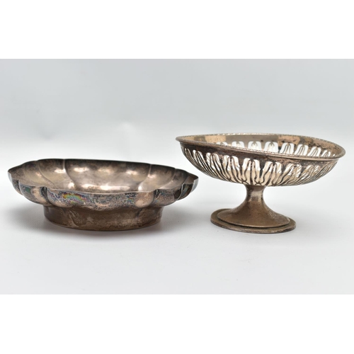43 - AN ELIZABETH II SILVER DISH OF WAVY OUTLINE AND A GEORGE V PIERCED SILVER PEDESTAL DISH, the wavy di... 