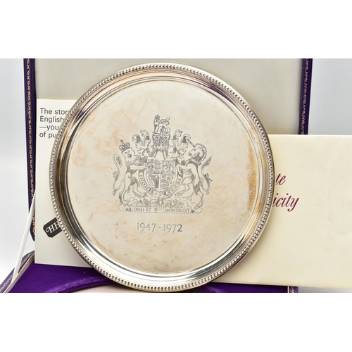 46 - A MOROCCO CASED ELIZABETH II LIMITED EDITION SALVER TO COMMEMORATE THE ROYAL SILVER WEDDING ANNIVERS... 