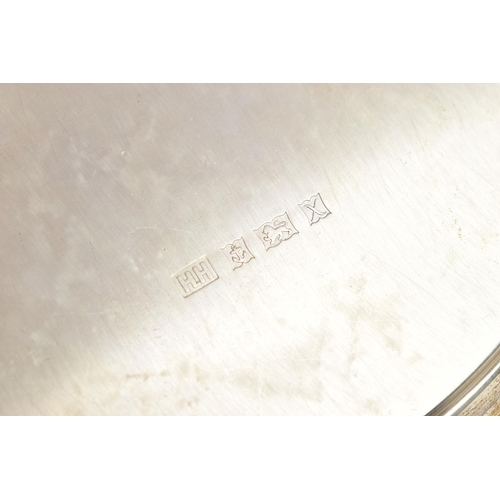 46 - A MOROCCO CASED ELIZABETH II LIMITED EDITION SALVER TO COMMEMORATE THE ROYAL SILVER WEDDING ANNIVERS... 