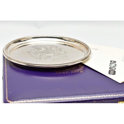 46 - A MOROCCO CASED ELIZABETH II LIMITED EDITION SALVER TO COMMEMORATE THE ROYAL SILVER WEDDING ANNIVERS... 