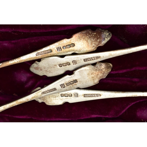 50 - AN EARLY 20TH CENTURY SILVER TEAPOT AND A SET OF SIX GEORGE V SILVER COFFEE SPOONS IN AN UNASSOCIATE... 