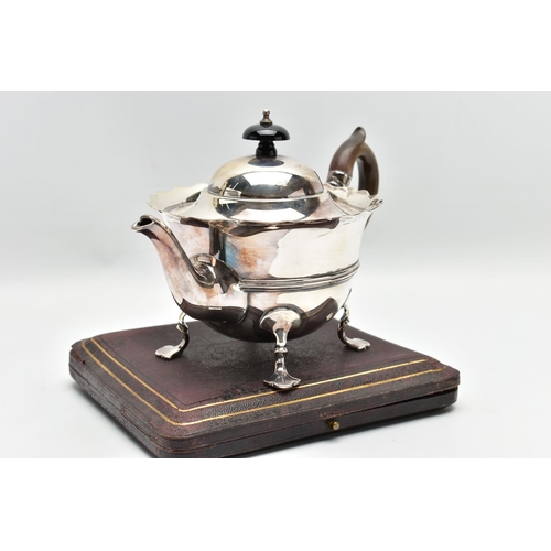 50 - AN EARLY 20TH CENTURY SILVER TEAPOT AND A SET OF SIX GEORGE V SILVER COFFEE SPOONS IN AN UNASSOCIATE... 
