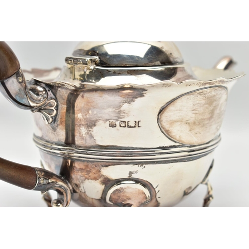 50 - AN EARLY 20TH CENTURY SILVER TEAPOT AND A SET OF SIX GEORGE V SILVER COFFEE SPOONS IN AN UNASSOCIATE... 