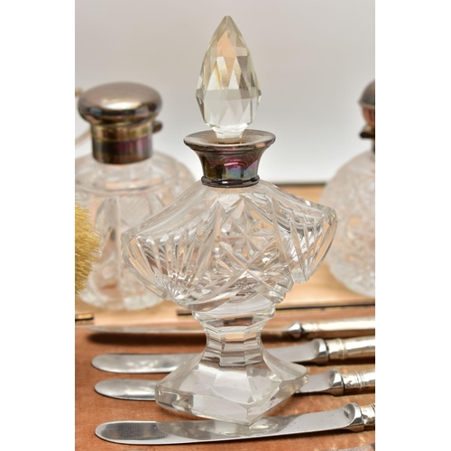 59 - A PARCEL OF 19TH AND 20TH CENTURY SILVER, including a George V oval purse on chain with circular fin... 