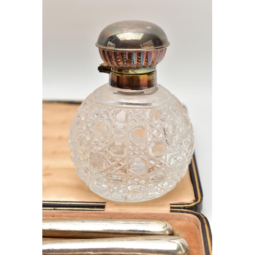 59 - A PARCEL OF 19TH AND 20TH CENTURY SILVER, including a George V oval purse on chain with circular fin... 