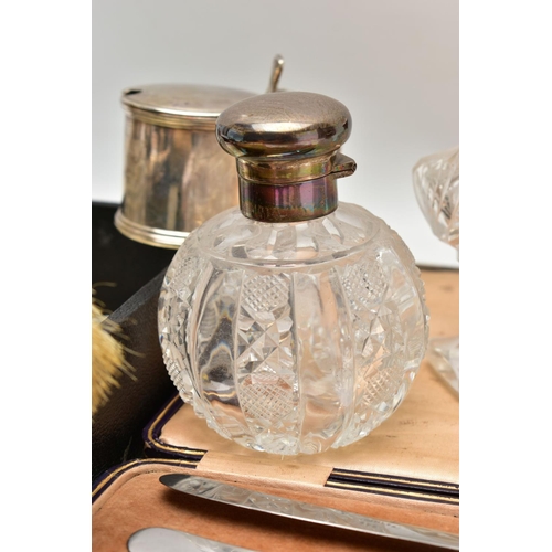 59 - A PARCEL OF 19TH AND 20TH CENTURY SILVER, including a George V oval purse on chain with circular fin... 