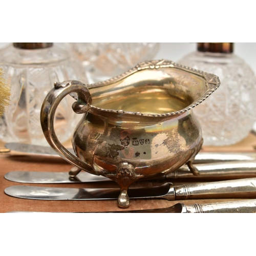 59 - A PARCEL OF 19TH AND 20TH CENTURY SILVER, including a George V oval purse on chain with circular fin... 