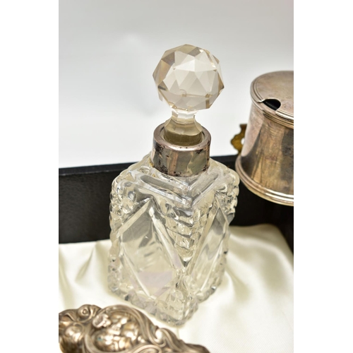 59 - A PARCEL OF 19TH AND 20TH CENTURY SILVER, including a George V oval purse on chain with circular fin... 