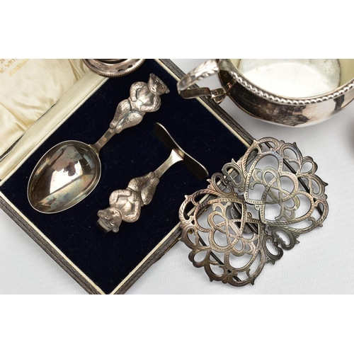 66 - A PARCEL OF LATE VICTORIAN AND 20TH CENTURY SILVER, comprising a cased George V child's pusher and s... 