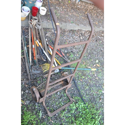 1005 - A QUANTITY OF GARDEN HAND TOOLS, to include spades, forks, rakes, etc, along with a metal sack truck... 