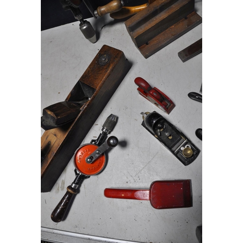 1064 - A COLLECTION OF VINTAGE TOOLS to include Wooden 86b vice, Record Stillson's, three vintage wooden pl... 