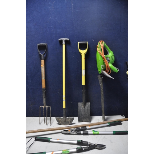 1118 - A COLLECTION OF GARDEN TOOLS to include an Xceed GHT510E hedge trimmer (UNTESTED) along with a spade... 