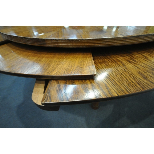 1215 - A SEILER LIEGNITZER RINGTISCH CIRCULAR OAK DINING TABLE, c1920, with extending leaves that open with... 