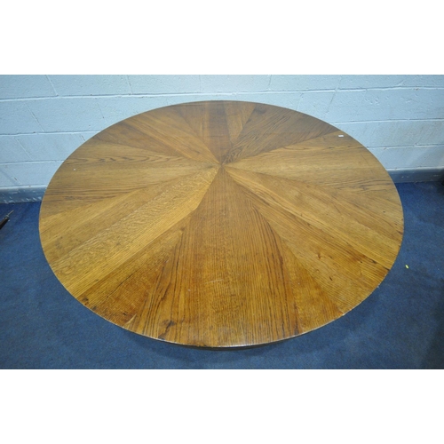 1215 - A SEILER LIEGNITZER RINGTISCH CIRCULAR OAK DINING TABLE, c1920, with extending leaves that open with... 