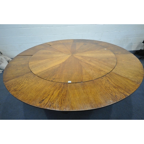 1215 - A SEILER LIEGNITZER RINGTISCH CIRCULAR OAK DINING TABLE, c1920, with extending leaves that open with... 