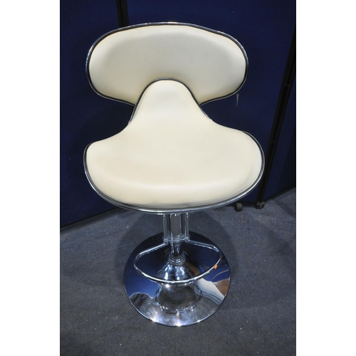 1389 - A CREAM LEATHERETTE RISE AND FALL BAR STOOL, maximum height 110cm x lowest height 89cm (condition - ... 