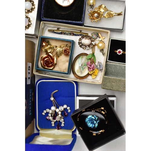 115 - A BOX OF ASSORTED COSTUME JEWELLERY, to include a white metal and butterfly wing brooch, stamped ste... 