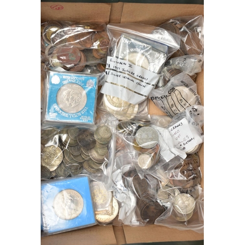 139 - A SHOE BOX CONTAINING COINS AND COMMEMORATIVES, to include 20th century UK coins with over 500 grams... 